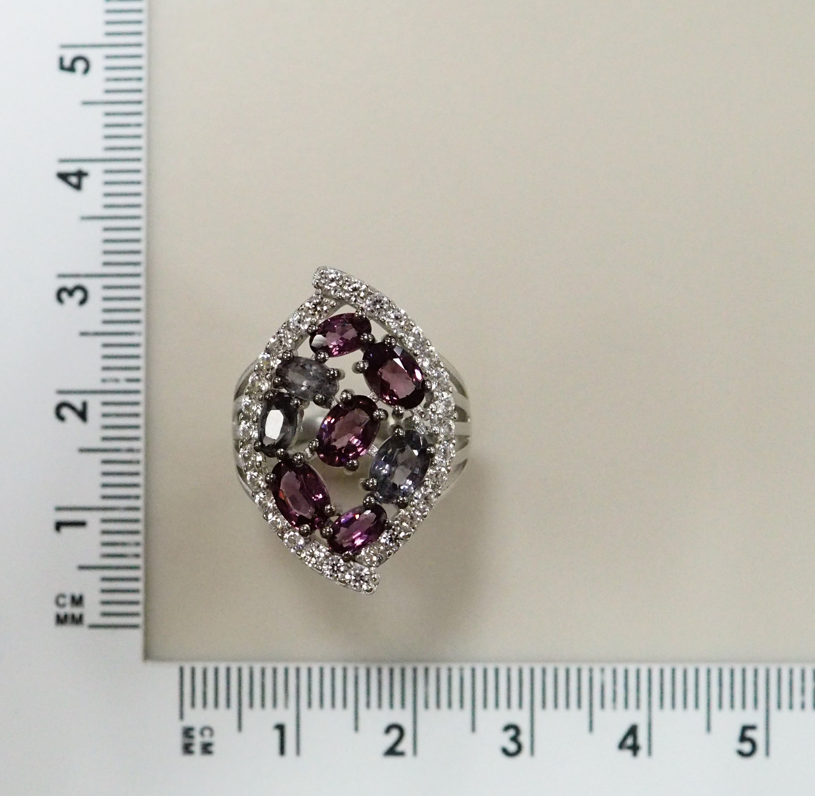 Серебряное кольцо с разноцветной шпинелью